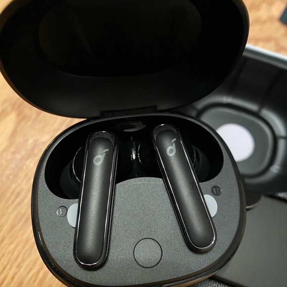 Noise canceling earbuds - Picture 3 of 6